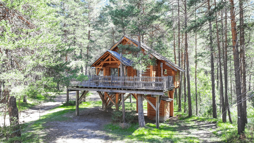 Cabane dans les arbres n°1 © Camping Municipal Le Bois des Alberts - Montgenèvre